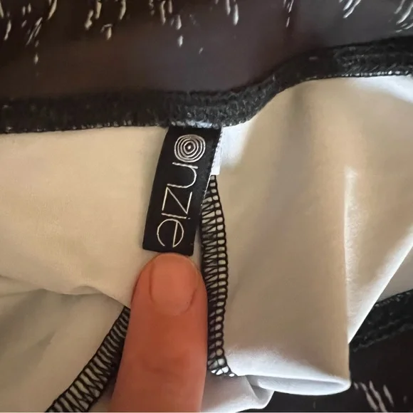 Onzie | Graphic Leggings - Picture 6 of 7